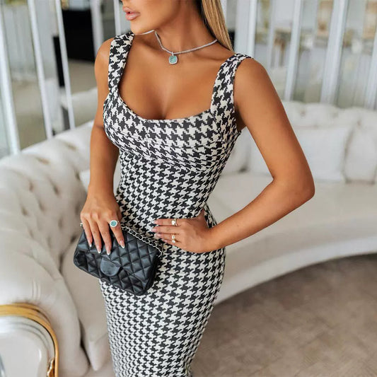 Low-neck checkered tight dress